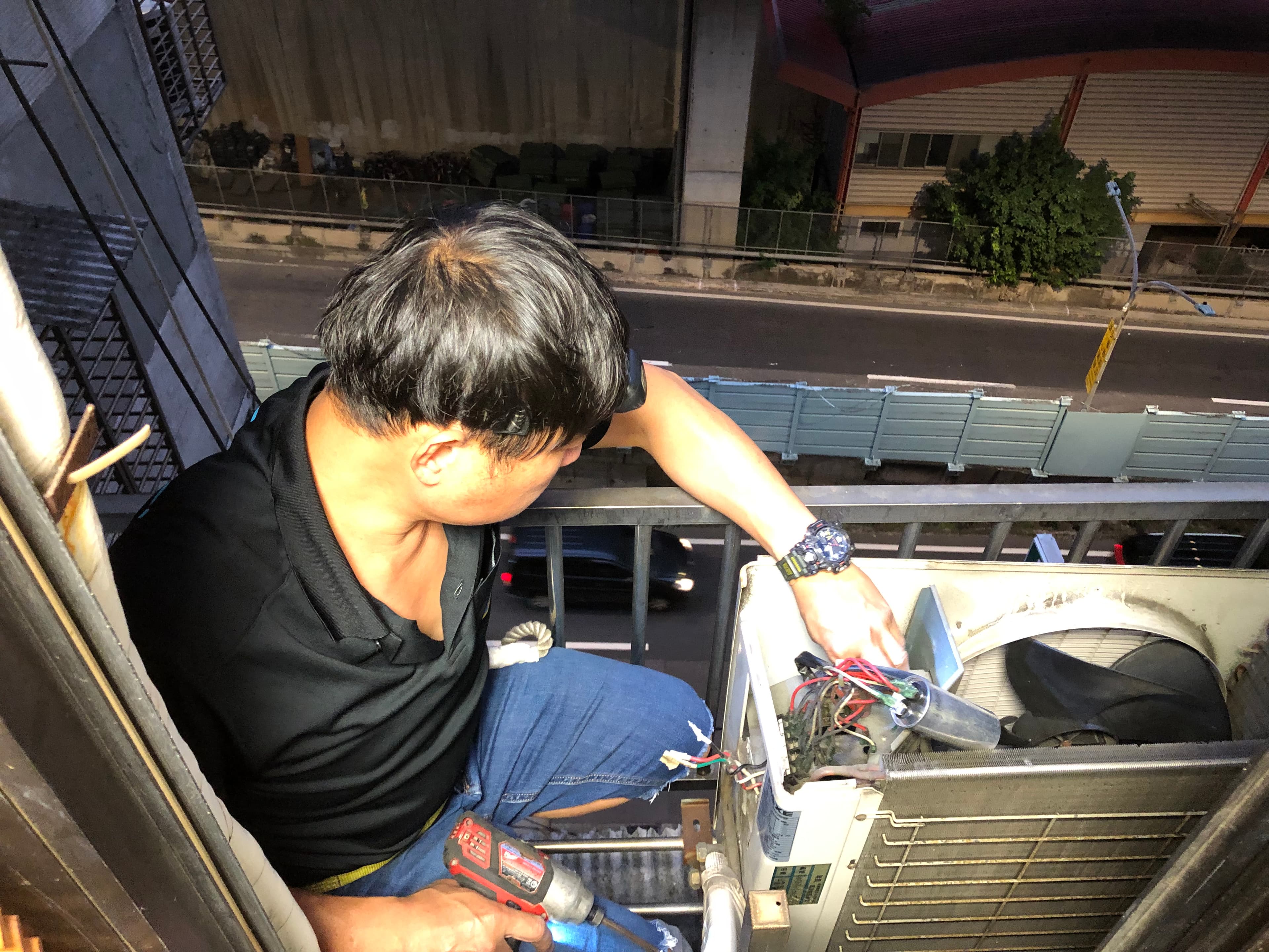 技師在現場檢修室外機電控與配線狀態