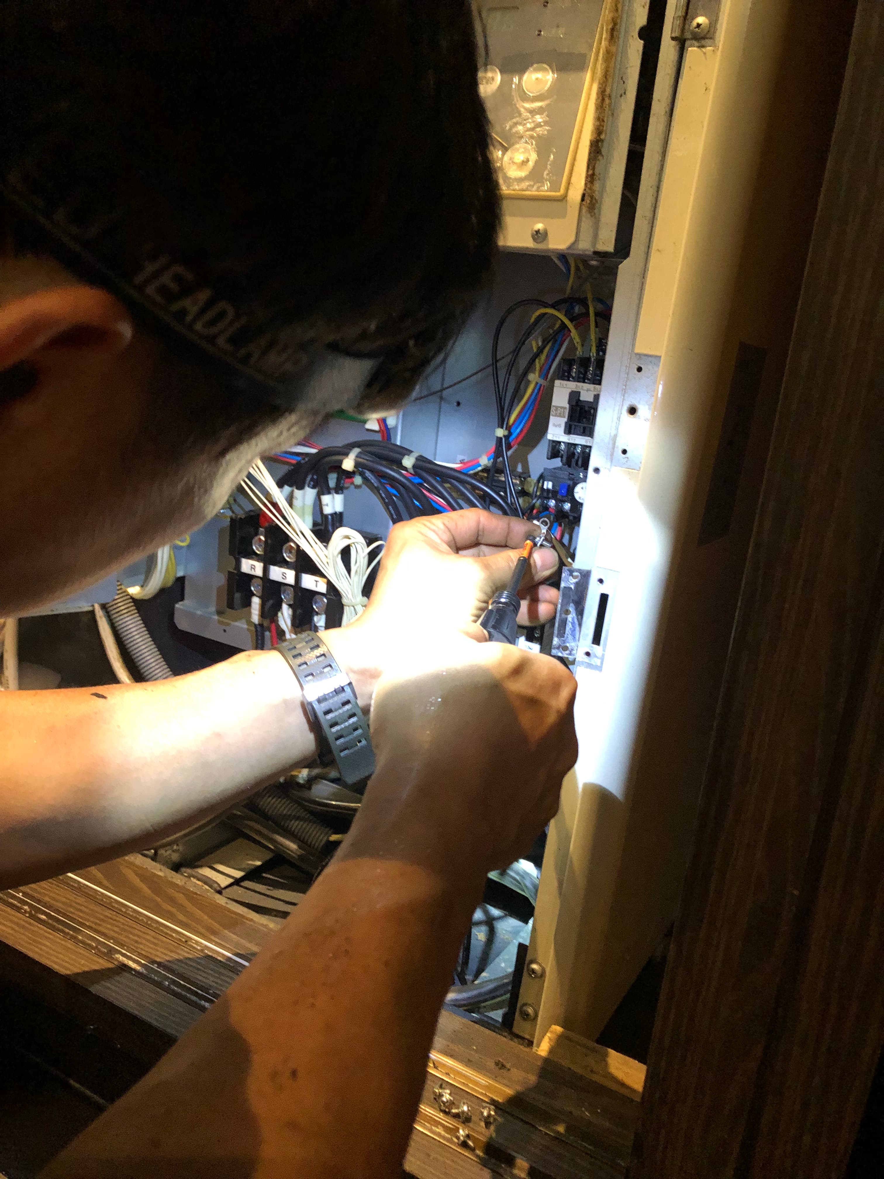 技師於機體內部進行控制箱配線與端子檢測